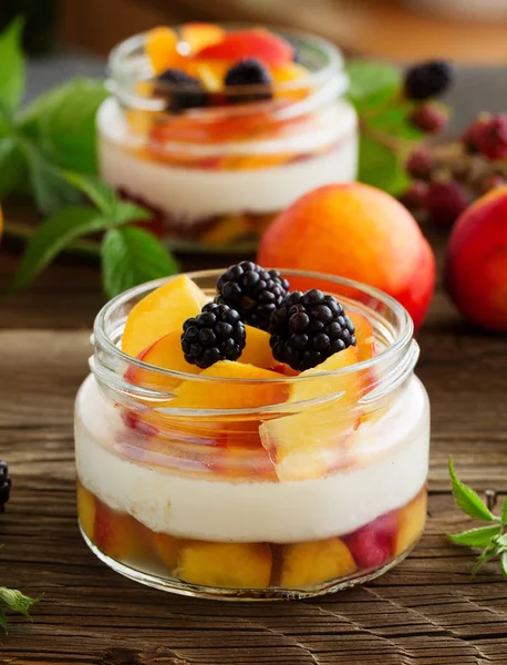 Summer Dessert Peaches Yogurt Blackberries — Stock Photo, Image