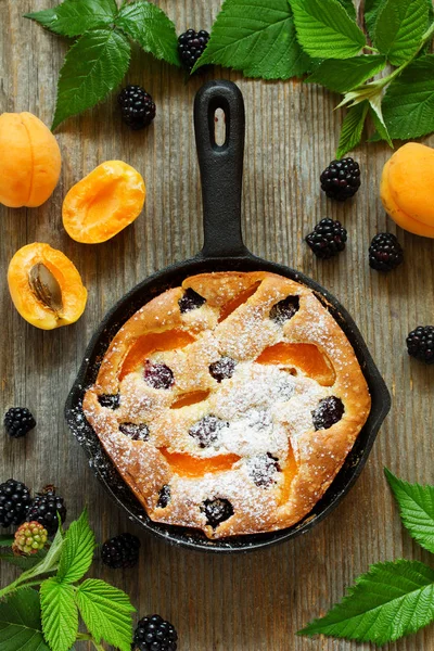 Summer Cake Clafoutis Blackberries Apricots — Stock Photo, Image