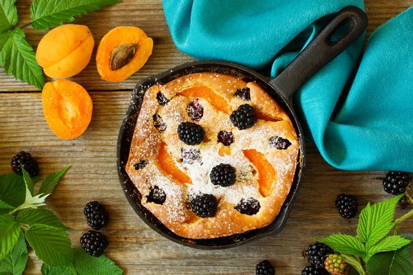Yaz kek Clafoutis böğürtlen ve kayısı. .