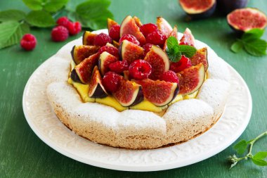 İncir ve ahududu ile badem beze pasta.