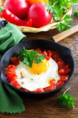 Omlet kavrulmuş domates ile.