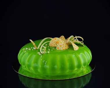 Çikolata glyassazhem kaplı modern pasta..