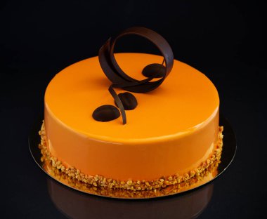 Çikolata glyassazhem kaplı modern pasta..