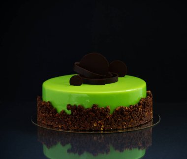 Çikolata glyassazhem kaplı modern pasta..