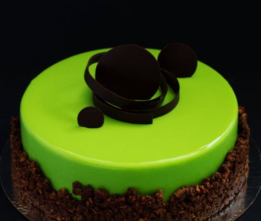 Çikolata glyassazhem kaplı modern pasta..