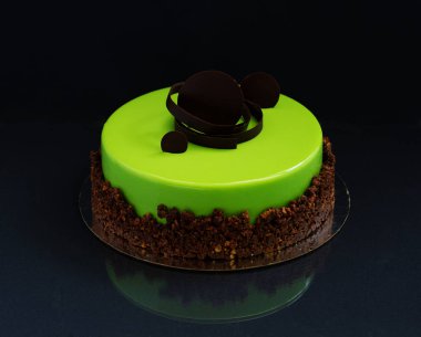 Çikolata glyassazhem kaplı modern pasta..