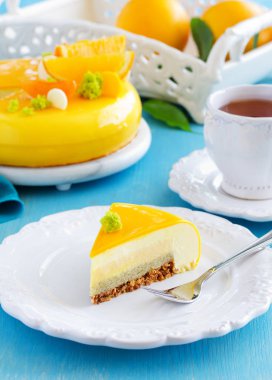 Kek turuncu mousse ve ayna sır içinde badem krokantom. Seçici odak.