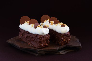 Çikolatalı kek ile karamel, fıstık krem 