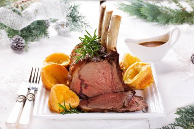 Noel kızartma Yorkshire pudingi ile sığır eti. Şenlikli yemeği.