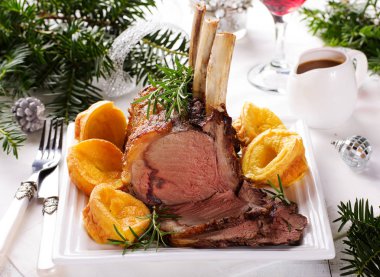 Noel kızartma Yorkshire pudingi ile sığır eti. Şenlikli yemeği.