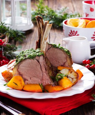Noel kızartma Yorkshire pudingi ve kavrulmuş sebze ile sığır eti. Şenlikli yemeği.