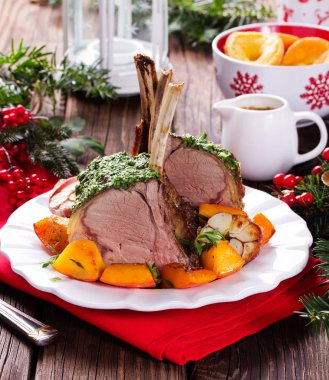 Noel kızartma Yorkshire pudingi ve kavrulmuş sebze ile sığır eti. Şenlikli yemeği.