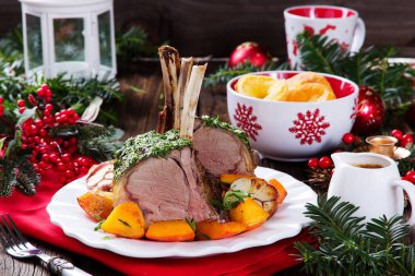 Noel kızartma Yorkshire pudingi ve kavrulmuş sebze ile sığır eti. Şenlikli yemeği.