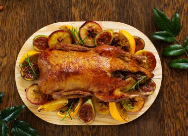 Neşeli Noel ördek pişmiş elma ve incir ile.