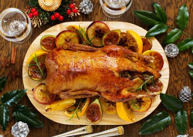Neşeli Noel ördek pişmiş elma ve incir ile.