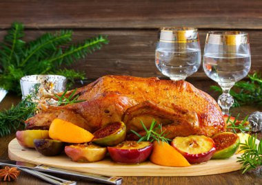 Neşeli Noel ördek pişmiş elma ve incir ile.