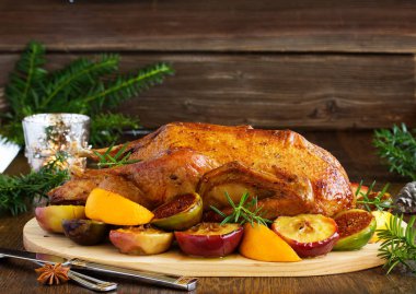 Neşeli Noel ördek pişmiş elma ve incir ile.