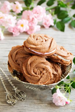 Ev yapımı çikolatalı kurabiye ile yeni yıl masada lokum.