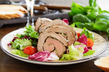 Pesto ve salata ile sığır eti.