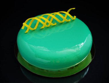 Çikolata glyassazhem kaplı modern pasta..