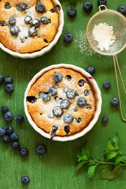 Yaban mersini ile yaz Clafoutis pasta.