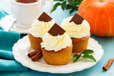 Kremalı kabak kekler.