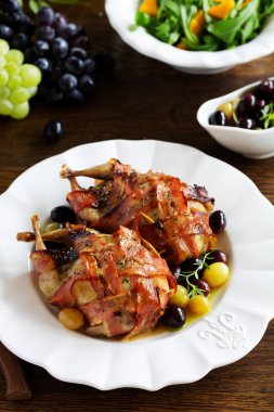 Üzüm soslu fırında bıldırcın dolması.