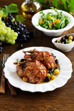 Üzüm soslu fırında bıldırcın dolması.