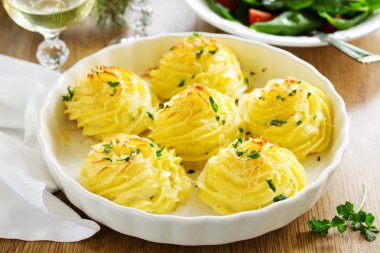 Mantar patates püresi içinde pişmiş et.