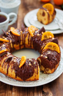 Buzlanma ile çikolatalı turuncu kek.