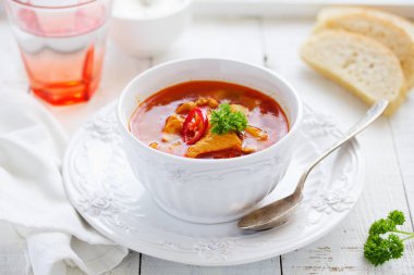 Kharcho tavuk ve pirinç çorbası.