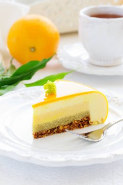 Kek turuncu mousse ve ayna sır içinde badem krokantom. Seçici odak.