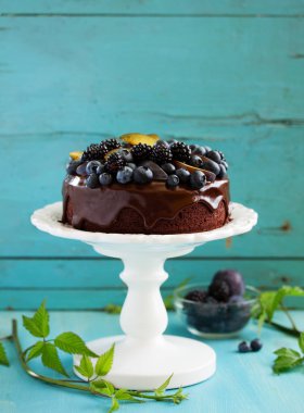 Yaban mersini, böğürtlen ve krema ile çikolatalı kek.