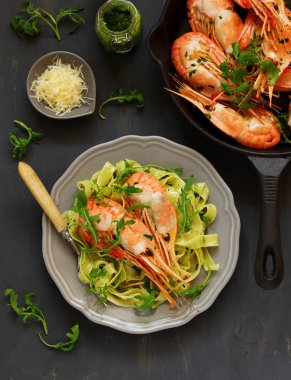 Kızarmış karides, makarna tagliatelle mantarlı hizmet Kral.