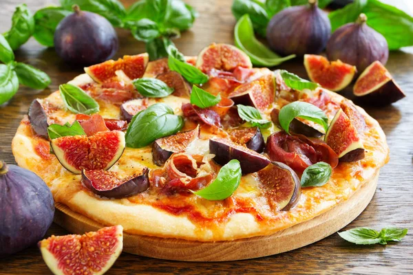 Pizza Dengan Ara Prosciutto Dan Mozzarella — Stok Foto