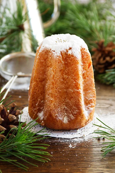 パネトーネ イタリアのクリスマスのパン — ストック写真