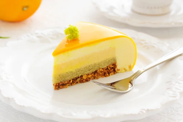 Kuchen Mit Orangenmousse Und Mandelkrokantom Der Spiegelglasur Selektiver Fokus — Stockfoto