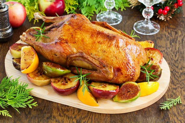 Festliche Weihnachtsente Mit Äpfeln Und Feigen Gebacken — Stockfoto