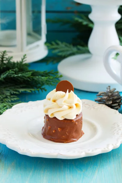 Pastel Chocolate Con Caramelo Crema Maní Shibust Enfoque Selectivo — Foto de Stock