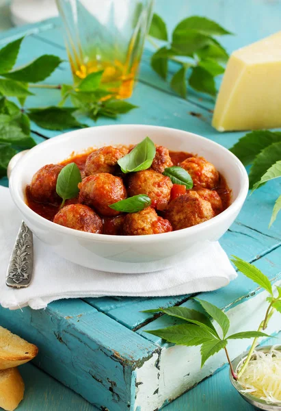 Frikadellen Tomatensauce Mit Basilikum — Stockfoto