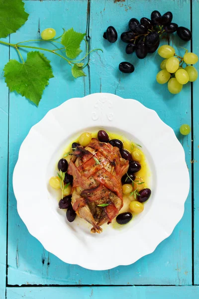 Üzüm soslu fırında bıldırcın dolması.