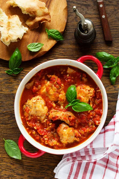 Coelho Assado Molho Tomate Com Alecrim Manjericão Cozinha Italiana — Fotografia de Stock