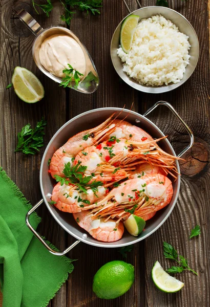 Kızarmış pilav ile servis karides, Kral.