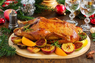 Neşeli Noel ördek pişmiş elma ve incir ile.