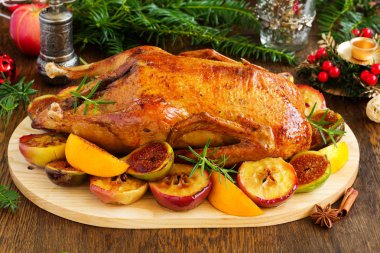 Neşeli Noel ördek pişmiş elma ve incir ile.
