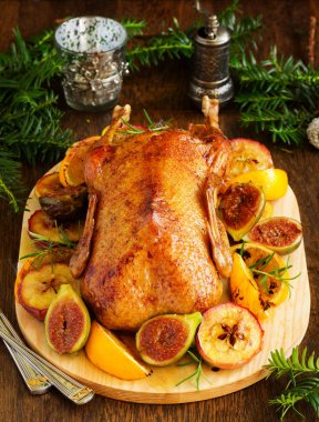 Neşeli Noel ördek pişmiş elma ve incir ile.