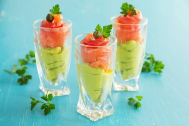 Avokado mousse tuzlanmış somon ile.