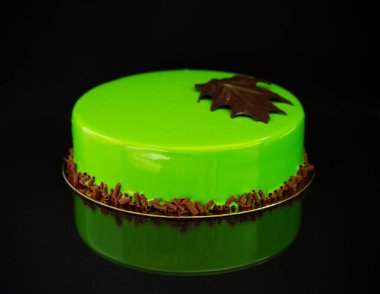 Çikolata glyassazhem kaplı modern pasta..