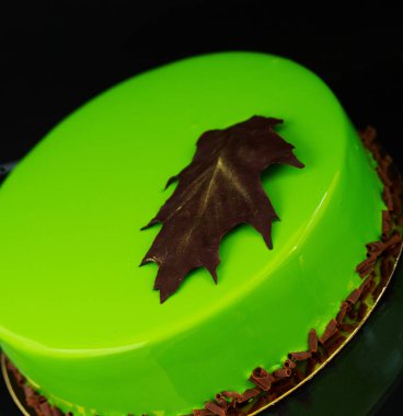 Çikolata glyassazhem kaplı modern pasta..