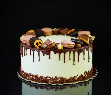 Doğum günü pastası makarons, lokum ve şekerleme ile dekore edilmiş.